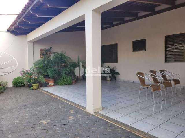 Casa residencial disponível para venda no bairro Santa Rosa em Uberlândia-MG