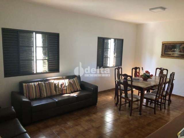 Casa residencial disponível para venda no bairro Centro em Uberlândia-MG