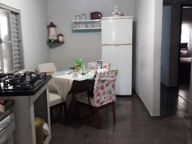 Casa residencial disponível para venda no bairro Presidente Roosevelt em Uberlândia-MG