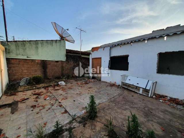 Casa residencial disponível para venda no bairro Segismundo Pereira em Uberlândia-MG