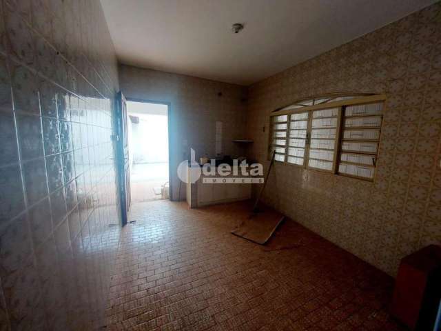 Casa comercial disponível para venda no bairro Brasil em Uberlândia-MG