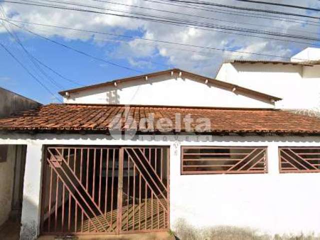 Casa residencial disponível para venda no bairro Brasil em Uberlândia-MG