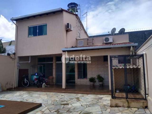 Casa disponível para venda no bairro Daniel Fonseca em Uberlândia-MG