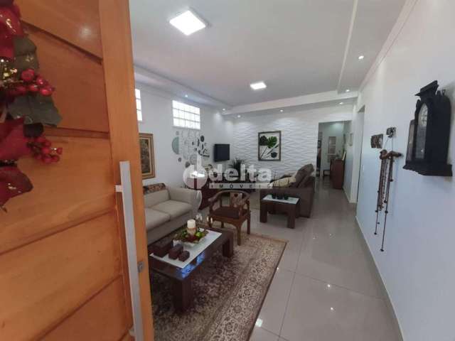 Casa residencial disponível para venda no bairro São Jorge em Uberlândia-MG