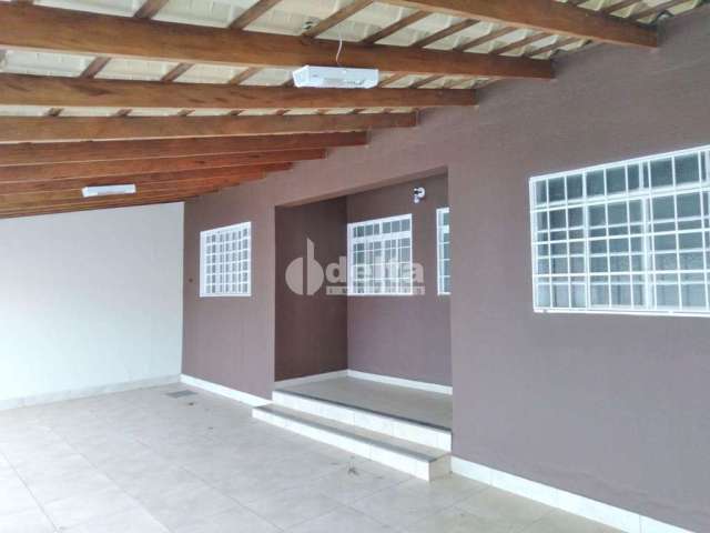 Casa residencial disponível para venda no bairro Segismundo Pereira em Uberlândia-MG