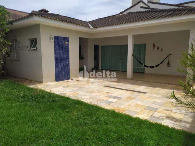 Casa residencial disponível para venda no bairro Santa Mônica em Uberlândia-MG