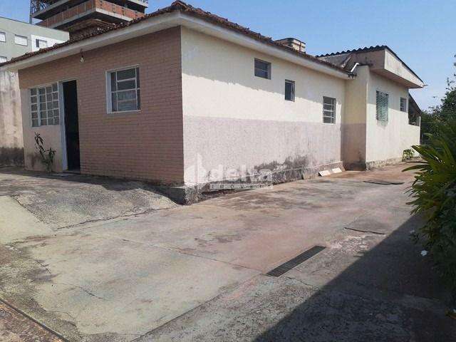 Casa residencial  disponível para venda no bairro Santa Mônica em Uberlândia-MG