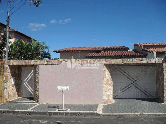 Casa residencial disponível para venda no bairro Custódio Pereira em Uberlândia-MG