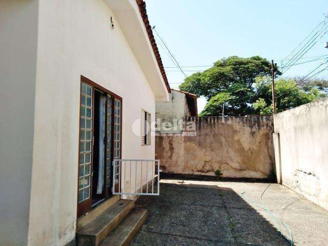 Casa disponível para locação no bairro Daniel Fonseca em Uberlândia-MG