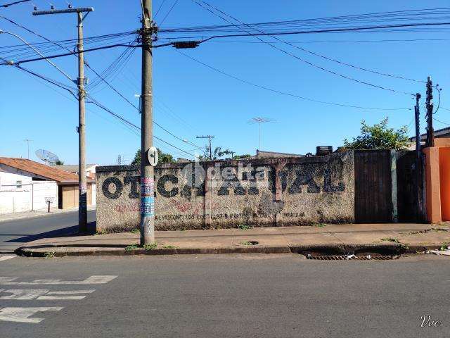 Casa residencial disponível para venda no bairro Marta Helena  em Uberlândia-MG