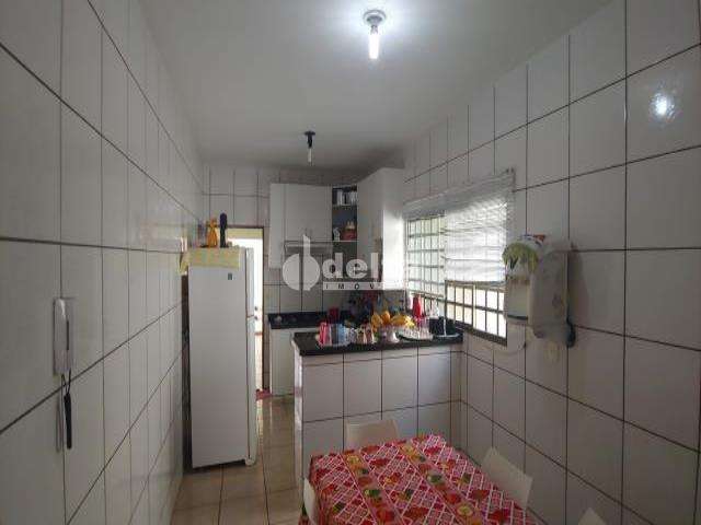 Casa residencial disponível para venda no bairro Jardim América II em Uberlândia-MG