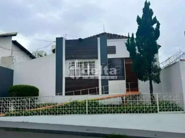 Casa comercial disponível para locação no bairro Centro em Uberlândia-MG.