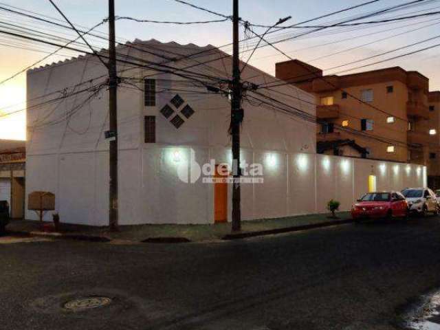 Prédio disponível para venda no bairro Santa Mônica em Uberlândia-MG