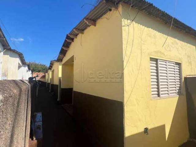 Casa Colônia residencial  disponível para venda no bairro Martins em Uberlândia-MG