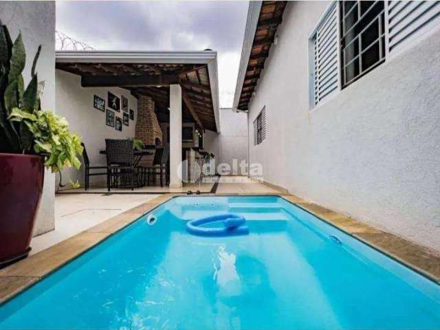 Casa residencial disponível para locação e venda no bairro Jardim Karaíba em Uberlândia-MG