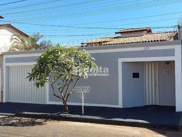 Casa residencial disponível para venda no bairro Santa Rosa em Uberlândia-MG