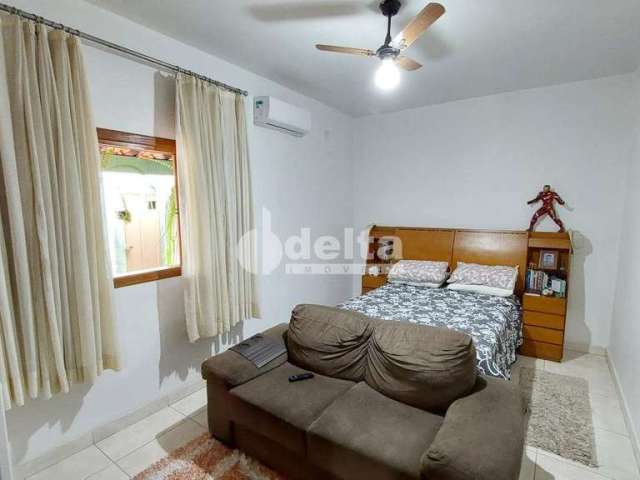 Casa residencial disponível para venda no bairro Santa Luzia em Uberlândia-MG