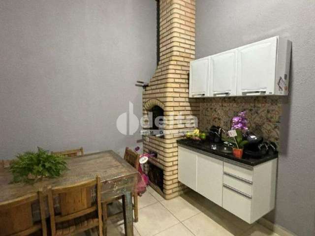 Casa residencial disponível para venda no bairro Cidade Jardim em Uberlândia-MG.