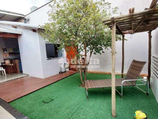 Casa residencial disponível para venda no bairro Alto Umuarama em Uberlândia-MG