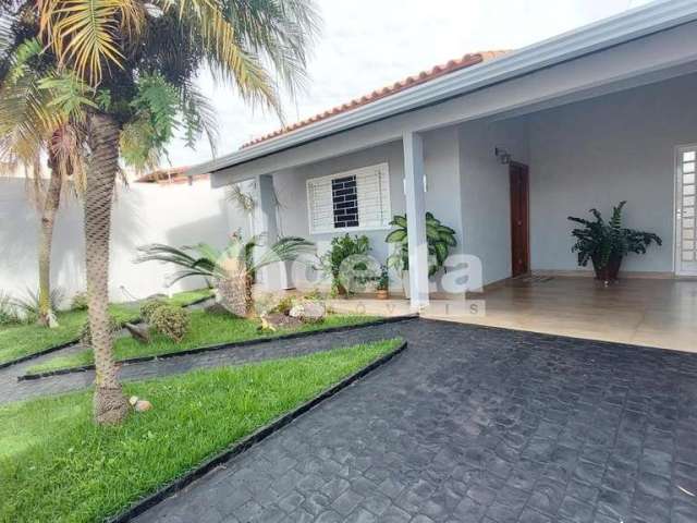 Casa residencial disponível para venda no bairro Cidade Jardim em Uberlândia-MG.