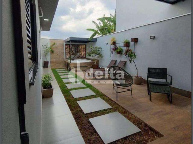 Casa residencial disponível para venda no bairro Cidade Jardim em Uberlândia-MG.