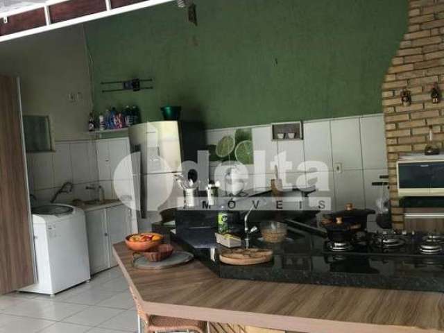 Casa residencial disponível para venda no bairro Presidente Roosevelt em Uberlândia-MG