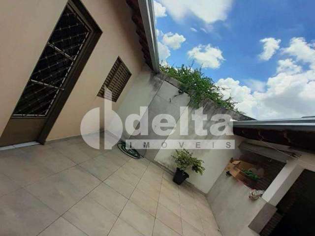 Casa residencial disponível para venda no bairro Santa Rosa em Uberlândia-MG