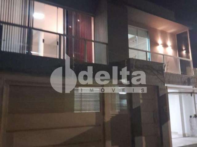 Casa residencial disponível para venda no bairro Santa Rosa em Uberlândia-MG