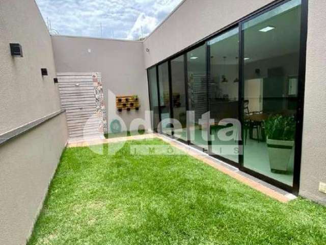 Casa residencial disponível para venda no bairro Jardim Veneza em Uberlândia-MG