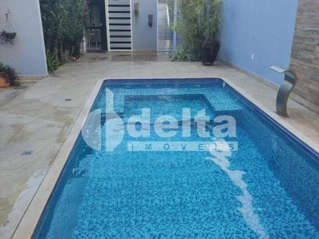 Casa residencial disponível para venda no bairro Alto Umuarama em Uberlândia-MG