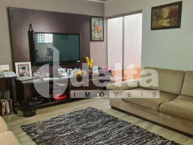 Casa residencial disponível para venda no bairro Santa Rosa em Uberlândia-MG