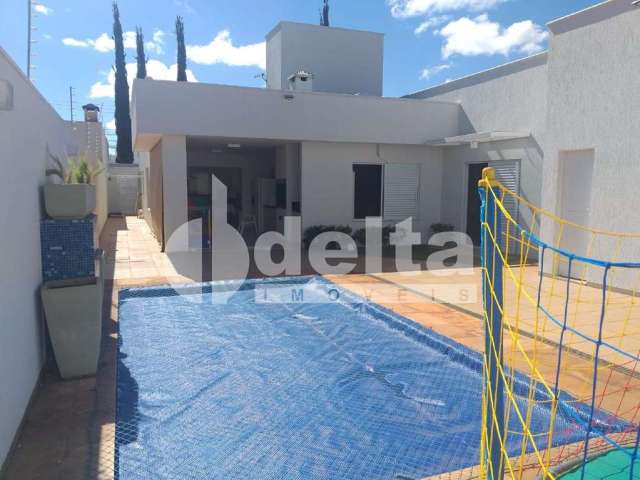 Casa residencial disponível para venda no bairro Jardim Karaíba em Uberlândia-MG