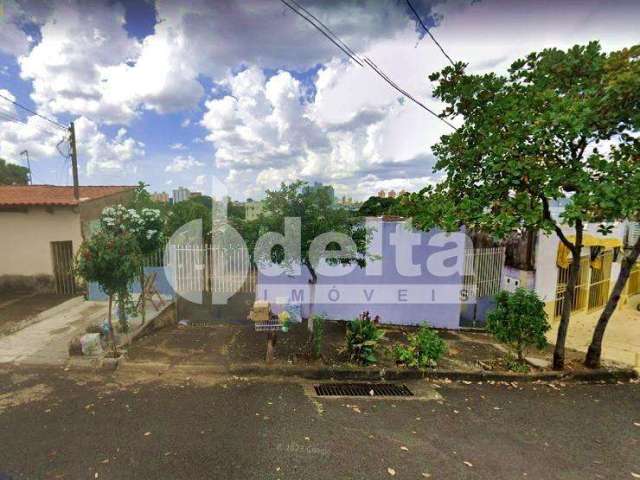 Casa residencial disponível para venda no bairro Presidente Roosevelt em Uberlândia-MG