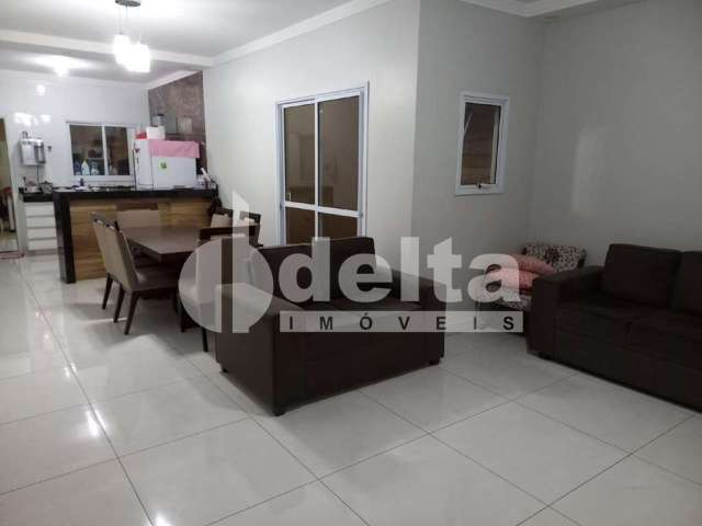 Casa residencial disponível para venda no bairro Jardim Holanda em Uberlândia - MG.