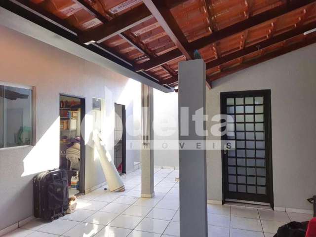 Casa residencial disponível para venda no bairro Alto Umuarama em Uberlândia-MG