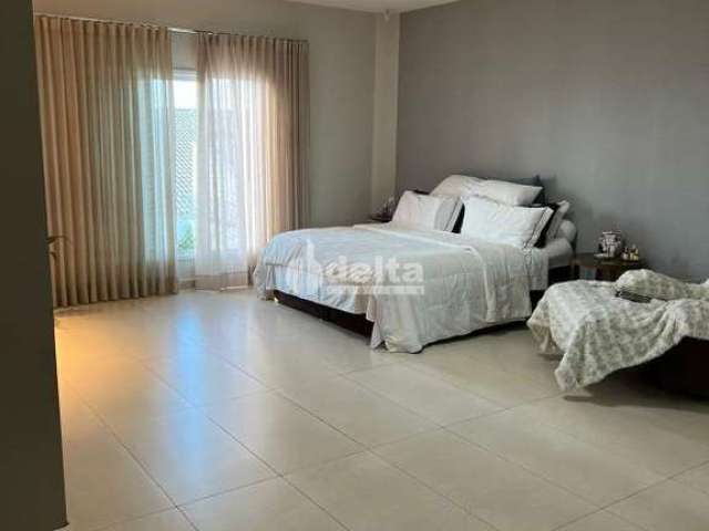 Casa residencial disponível para venda no bairro Alto Umuarama em Uberlândia-MG