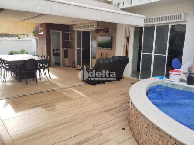 Casa em condomínio disponível para venda no bairro Aclimação em Uberlândia-MG