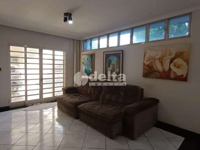 Casa residencial disponível para venda no bairro Centro em Uberlândia-MG