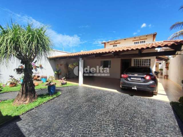 Casa residencial disponível para venda no bairro Alto Umuarama em Uberlândia-MG