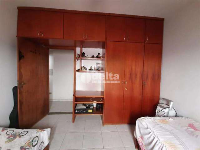 Casa residencial disponível para venda no bairro Presidente Roosevelt em Uberlândia-MG