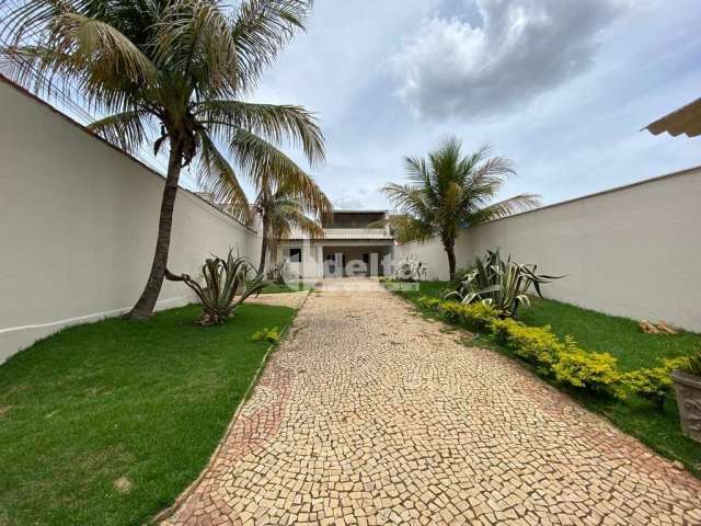 Casa residencial disponível para venda no bairro Brasil em Uberlândia-MG