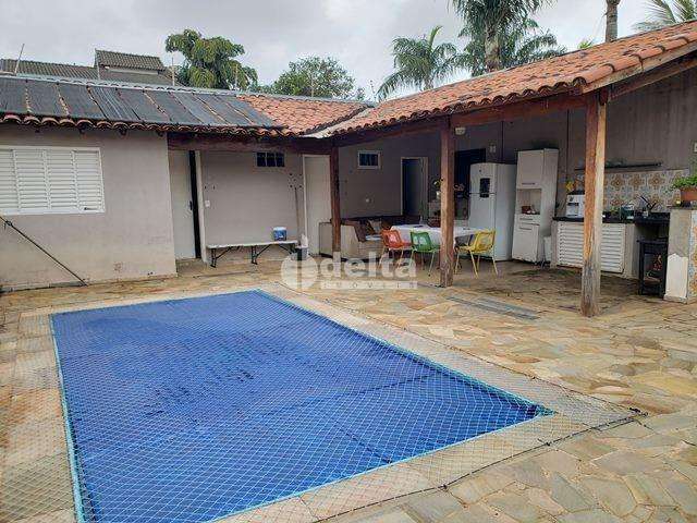 Casa residencial disponível para venda no bairro Jardim Karaíba em Uberlândia-MG