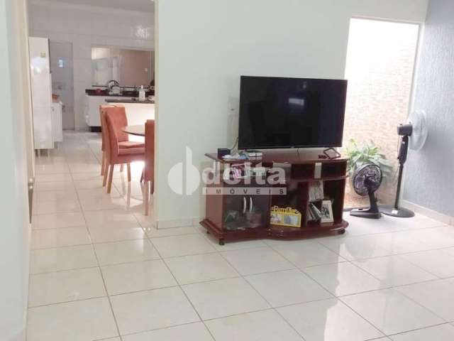 Casa residencial disponível para venda no bairro Jardim América II em Uberlândia-MG