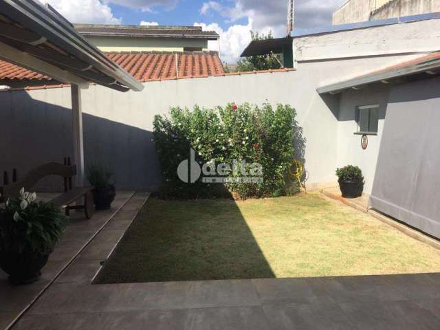 Casa residencial disponível para venda no bairro Martins em Uberlândia-MG