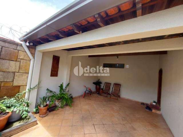 Casa residencial disponível para venda no bairro Mansour em Uberlândia-MG.