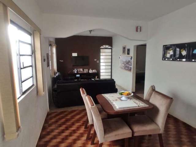 Casa residencial disponível para venda no bairro Presidente Roosevelt em Uberlândia-MG