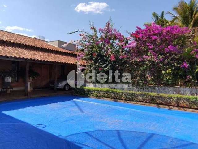 Casa residencial disponível para venda no bairro Tabajaras em Uberlândia-MG