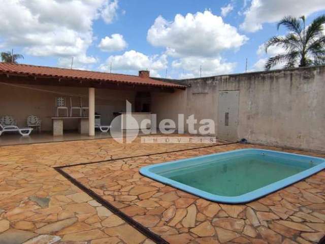 Casa residencial disponível para venda no bairro Carajás em Uberlândia-MG