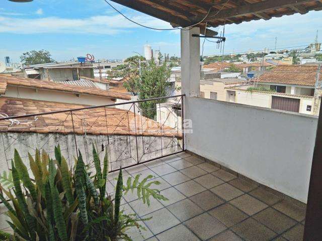 Casa residencial disponível para venda no bairro Custódio Pereira em Uberlândia-MG