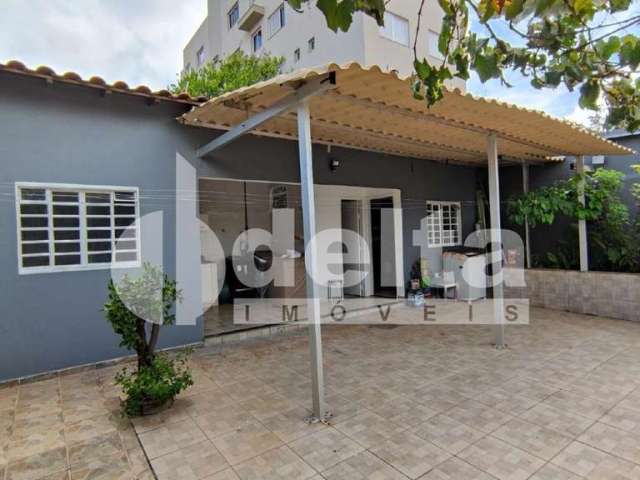 Casa residencial disponível para venda no bairro Brasil em Uberlândia-MG